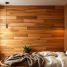 Drewniana ściana w sypialni: trendy, aranżacje i pielęgnacja