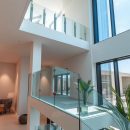 Dlaczego warto wybrać szklane balustrady? Zalety, rodzaje i montaż