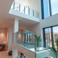 Dlaczego warto wybrać szklane balustrady? Zalety, rodzaje i montaż